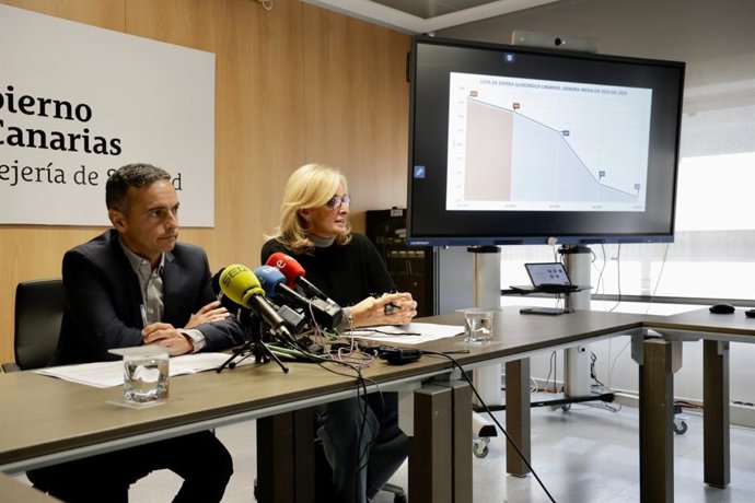 La consejera de Sanidad del Gobierno de Canarias, Esther Monzón, y el viceconsejero y director del SCS, Carlos Díaz