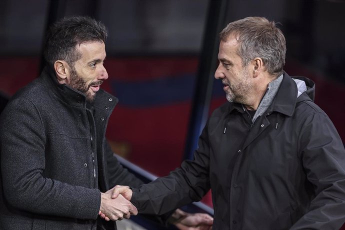 El entrenador del Valencia CF, Carlos Corberán, saluda al técnico del FC Barcelona, Hansi Flick, antes del partido de LaLiga EA Sports en el Estadi Olímpic Lluís Companys