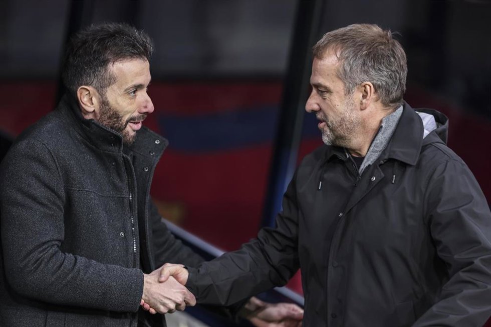 El entrenador del Valencia CF, Carlos Corberán, saluda al técnico del FC Barcelona, Hansi Flick, antes del partido de LaLiga EA Sports en el Estadi Olímpic Lluís Companys