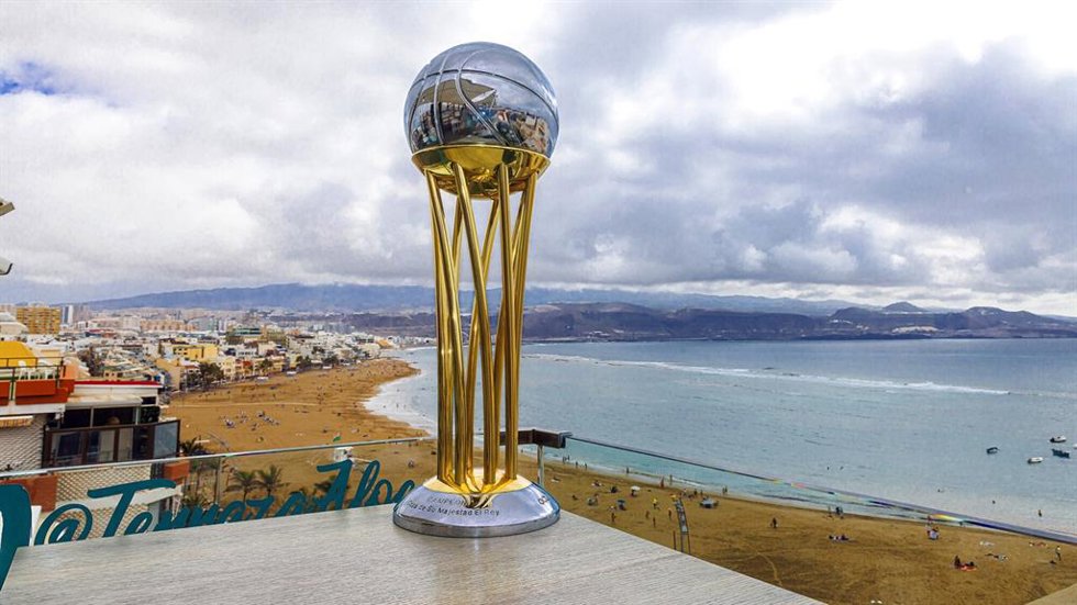 Archivo - Imagen del trofeo de campeón de la Copa del Rey de baloncesto en Las Palmas de Gran Canaria.
