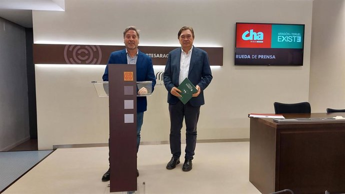 Los portavoces de CHA, José Luis Soro, y Aragón-Teruel Existe, Tomás Guitarte.