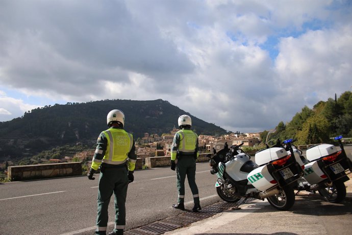 Archivo - Agentes de la Guardia Civil en una carretera de Mallorca.