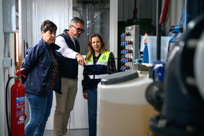 La consejera de Medio Natural del Cabildo de Tenerife, Blanca Pérez, y la presidenta, Rosa Dávila, en una visita a la EDAR de Puerto de la Cruz