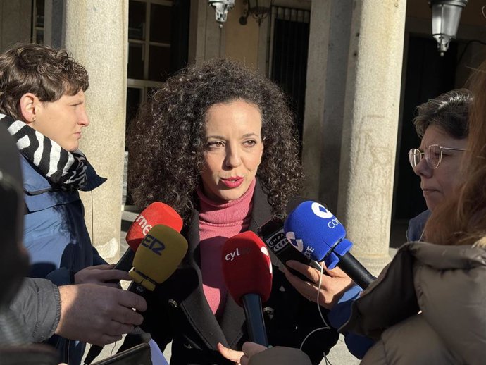 Noemí Otero atiende a los medios.