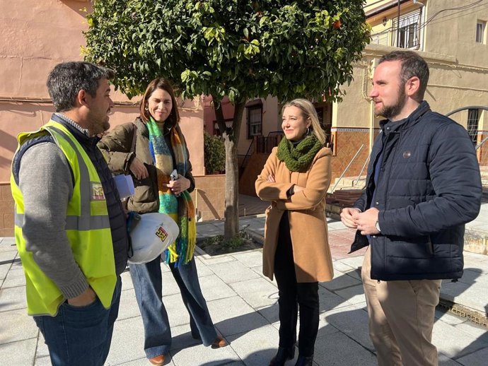La alcaldesa de Alcalá visita la Plaza de la Constitución, objeto de obras de mejora de accesibilidad.