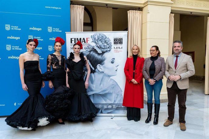 El concejal del Área de Economía y Hacienda, Carlos Conde; la diputada provincial del Área de Desarrollo Económico Sostenible, Esperanza González; y la directora del evento, María José González durante la presentación de la feria.