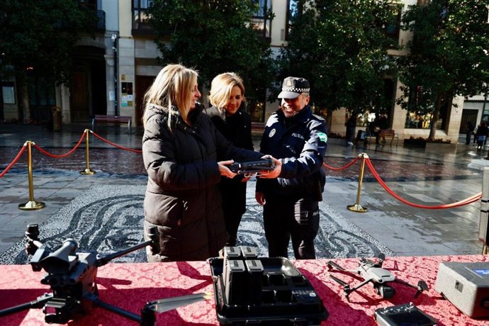 La alcaldesa de Granada, Marifrán Carazo, a la izquierda en la imagen, ha participado con la edil de Movilidad, Ana Agudo, en la presentación de nuevos drones de la Policía Local