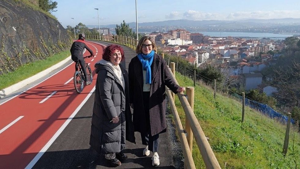 Elixabete Etxanobe y Karmele Tubilla inauguran el tramo que une Santurtzi con el bidegorri de La Arena