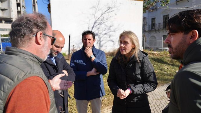 Peláez y los ediles de Vox junto con los vecinos de la zona