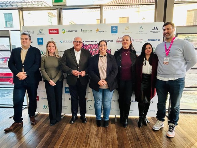 La diputada provincial Nieves Atencia, junto al alcalde de Vélez-Málaga Jesús Lupiáñez y la coordinadora del Instituto Andaluz de la Juventud Alba Ortíz, entre otros, en las jornadas de emprendedores para alumnado de FP de la comarca de la Axarquía.