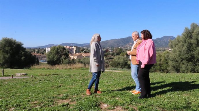De izquierda a derecha, la portavoz de MÉS per Inca, Alice Weber, el portavoz de MÉS per Mallorca en el Consell de Mallorca, Jaume Alzamora, y la regidora de Educación y Medio Ambiente de Inca, Helena Cayetano.