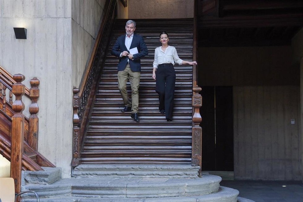 Archivo - El presidente del Gobierno de Canarias, Fernando Clavijo, y la ministra de Infancia y Juventud, Sira Rego, tras una reunión, en la Presidencia del Gobierno de Canarias, a 31 de enero de 2024, en Santa Cruz de Tenerife, Tenerife, Canarias (Espa