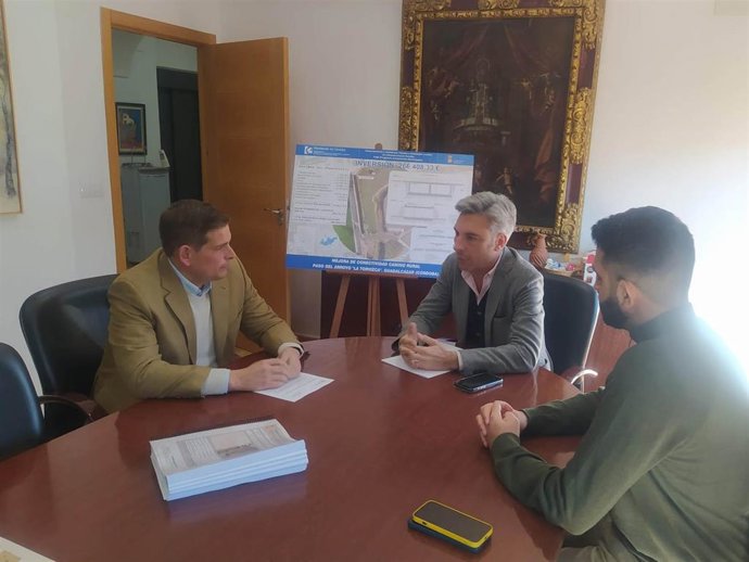 El delegado de Infraestructuras, Sostenibilidad y Agricultura de la Diputación, Andrés Lorite (centro), en su reunión con el alcalde de Guadalcázar (izda.), Domingo José Reina.