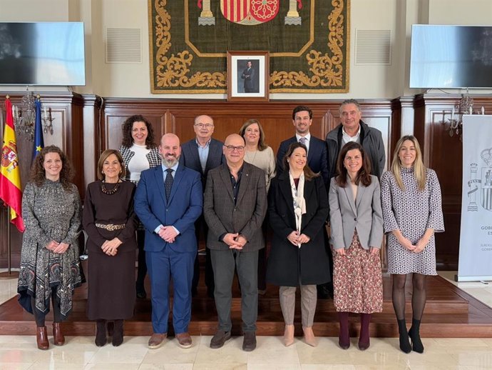 Manuel Fernández (c), junto a los participantes en la reunión de la Comisión de Asistencia al subdelegado.
