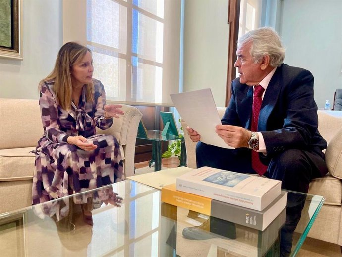 La Portavoz De Sanidad Del PP En El Congreso Y Diputada Nacional Por Málaga, María Del Mar Vázquez, Se Reúne Con El Presidente Del Colegio De Médicos De Málaga, Pedro J. Navarro.