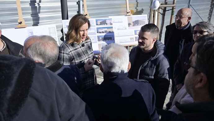 L'alcaldessa de València, María José Catalá, durant la seua visita al barri de San Isidro amb motiu de l'inici de les obres del nou poliesportiu d'esta zona de la ciutat.