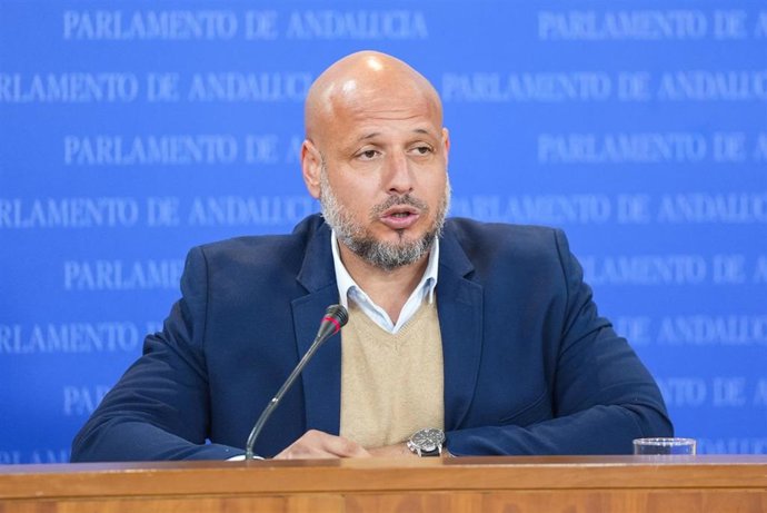 El portavoz adjunto del Grupo Parlamentario Vox, Rodrigo Alonso, durante la ronda de ruedas de prensa de portavoces de los grupos parlamentarios en el Parlamento de Andalucía, a 5 de febrero de 2025 en Sevilla (Andalucía, España). Los portavoces de los gr