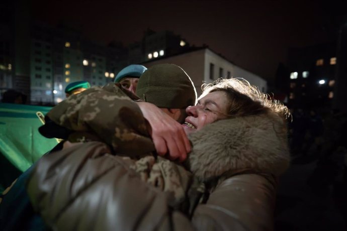 Archivo - Imagen de archivo de un militar ucraniano abrazando a una familiar tras ser liberado en un canje de prisioneros de guerra con Rusia. 