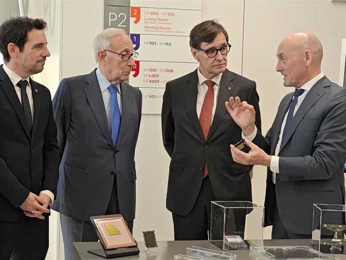 El director del ICFO, Lluís Torner, enseña las instalaciones del nuevo edificio al presidente de la Generalitat, Salvador Illa.