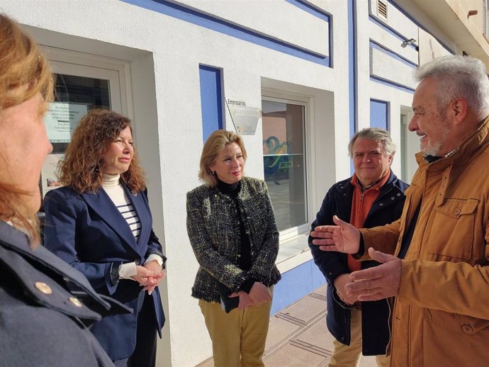 La delegada de Empleo Carmen Sánchez Sierra junto al presidente de la Asociación de Comerciantes y Empresarios de Rincón de la Victoria José Antonio Villodres, y a la edil de Comercio María Dolores Ramos, entre otros.