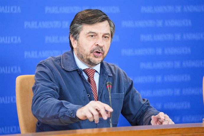 El portavoz del Grupo Parlamentario Popular, Toni Martín, durante la ronda de ruedas de prensa de portavoces de los grupos parlamentarios en el Parlamento de Andalucía, a 5 de febrero de 2025 en Sevilla (Andalucía, España). Los portavoces de los grupos pa