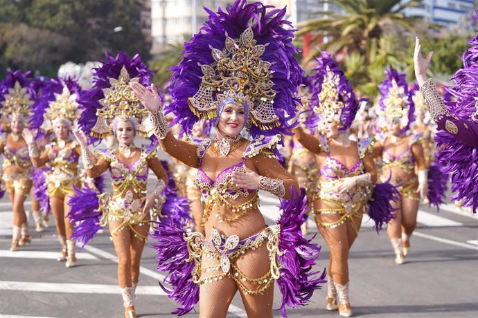 Archivo - Varias personas disfrazadas durante la celebración del Coso, a 13 de febrero de 2024, en Tenerife, Canarias (España). 