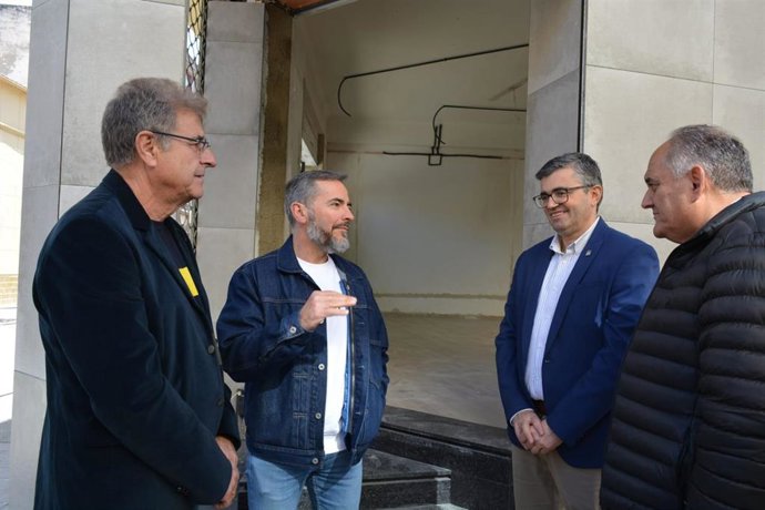 El delegado de Empleo de la Junta en Granada, Javier Martín Cañizares, segundo por la derecha en la imagen, junto al alcalde de Huétor Tájar, Fernando Delgado, a su izquierda