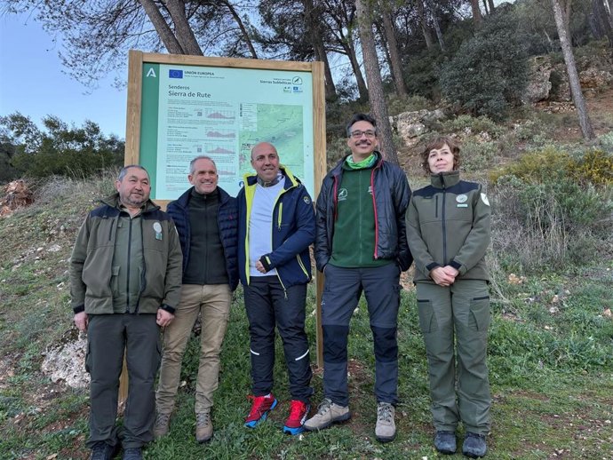 El delegado territorial de Sostenibilidad y Medio Ambiente en Córdoba, Rafael Martínez (segundo por la izda.), en su visita al Sendero Pinar de Rute.