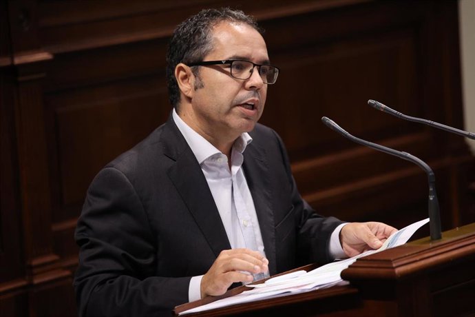 Archivo - El diputado socialista Gustavo Santana