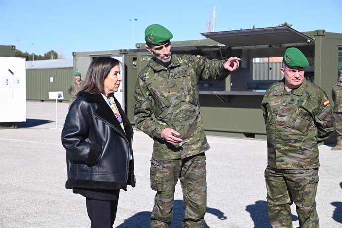 La ministra de Defensa, Margarita Robles, visita la Agrupación de Apoyo Logístico número 41 y la Brigada 'Aragón' I, en la AALOG 41, en Zaragoza.