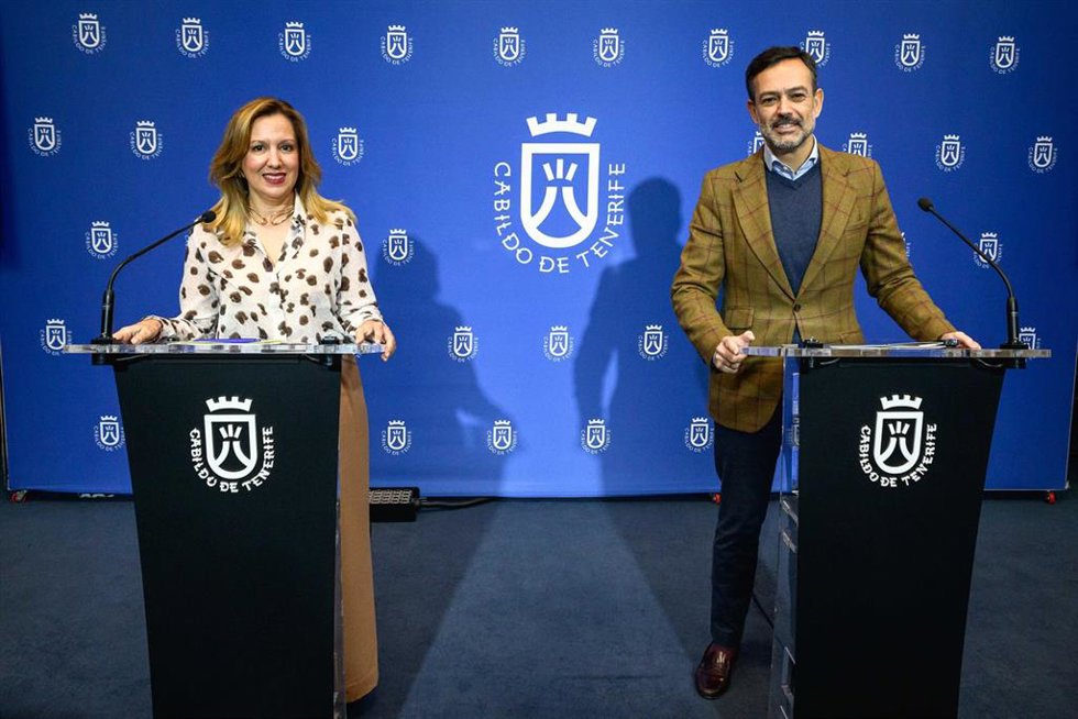 La presidenta del Cabildo de Tenerife, Rosa Dávila, y el vicepresidente, Lope Afonso, en una rueda de prensa para dar cuenta de los acuerdos del Consejo de Gobierno