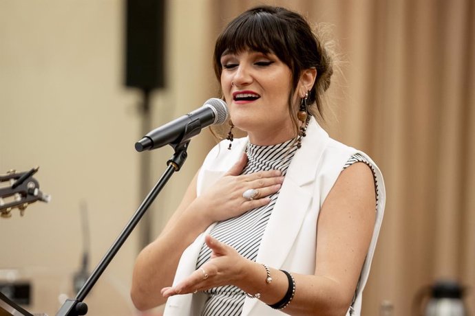 Archivo - La cantante Rozalén durante el acto de conmemoración del Día Europeo de las Lenguas, en el Congreso de los Diputados, a 26 de septiembre de 2024, en Madrid (España). El Congreso de los Diputados conmemora el Día Europeo de las Lenguas, con una m