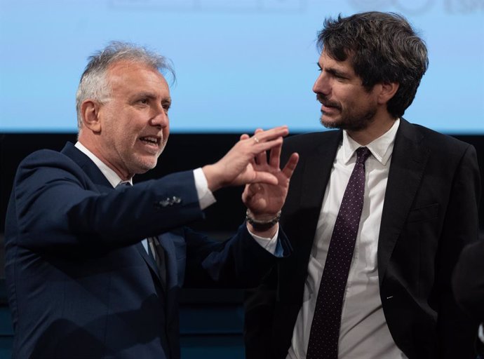 El ministro de Cultura, Ernest Urtasun (d), y el ministro de Política Territorial y Memoria Democrática, Ángel Víctor Torres (i), durante la presentación del ciclo 'Imágenes para un país en libertad' de la Filmoteca Española, en el Cine Doré, a 5 de febre