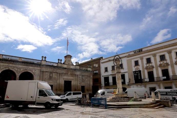 Camiones del rodaje de la serie 'Young Sherlock' en la plaza de la Asunción de Jerez de la Frontera.