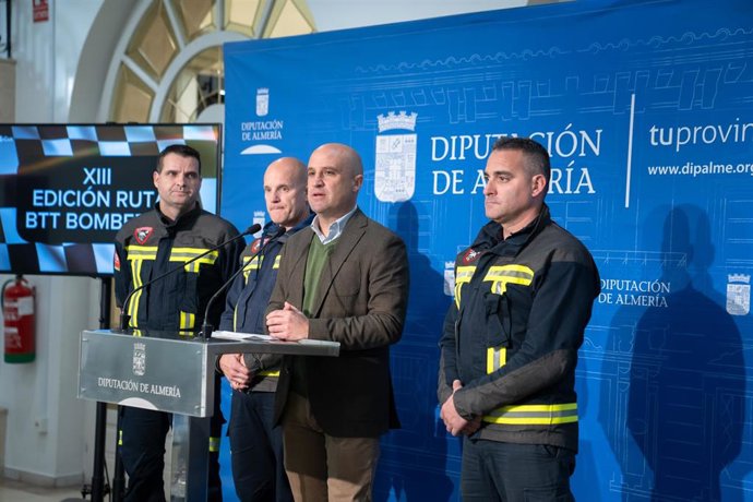 El vicepresidente de la Diputación de Almería, José Antonio García, durante la presentación de la XIII edición de la carrera 'MTB Bomberos del Levante Almeriense' en Turre (Almería).