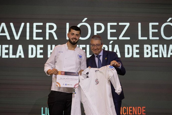 El presidente de la Diputación de Málaga, Francisco Salado, junto a Javier López León, de la escuela de Benahavís, ganador del Concurso Provincial Joven Chef Sabor a Málaga.