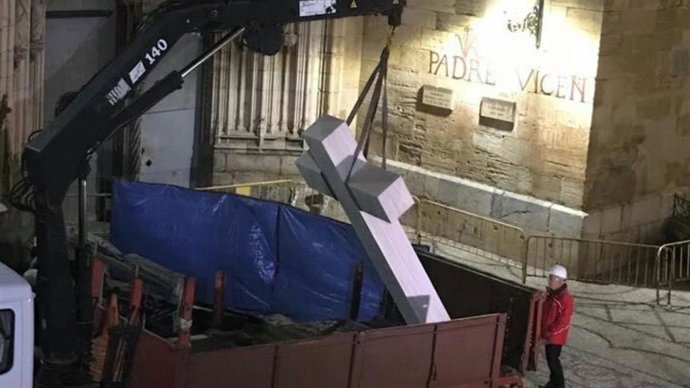 Retirada de la cruz en 2018, en Callosa de Segura (Alicante).