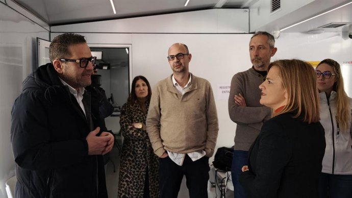 La delegada del Govern a la Comunitat Valenciana, Pilar Bernabé, visita juntament amb l'alcalde de Sedaví, José Francisco Cabanes, l'autobús habilitat en la localitat com a oficina d'atenció al ciutadà del consistori, abans de la seua retirada.