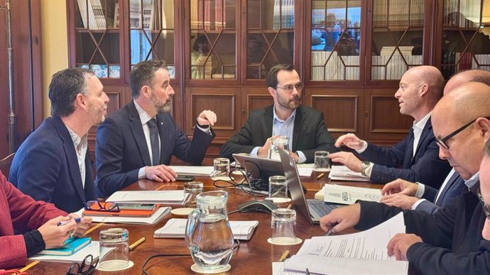Govern, Consell y Ayuntamiento de Maó acuerdan acciones para reactivar las mejoras en el acantilado del puerto.