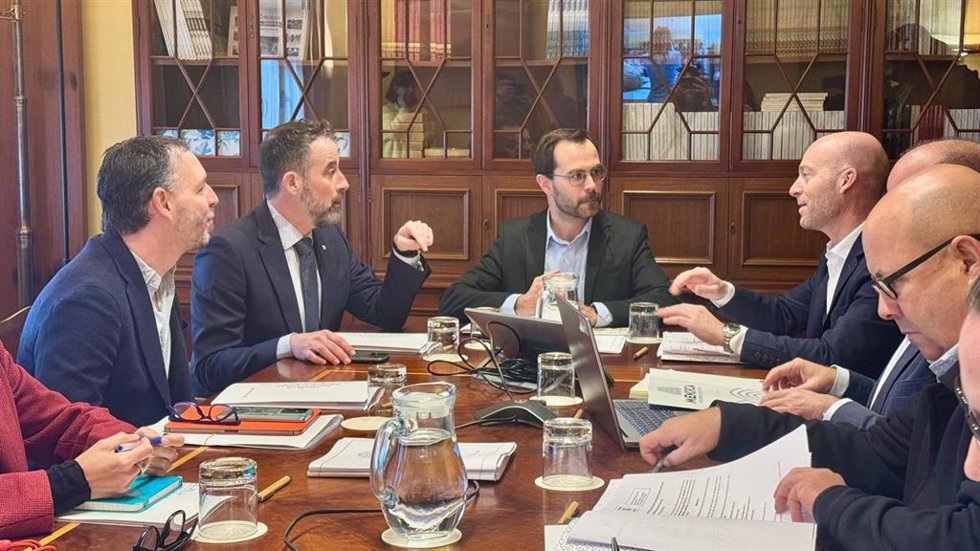 Govern, Consell y Ayuntamiento de Maó acuerdan acciones para reactivar las mejoras en el acantilado del puerto.