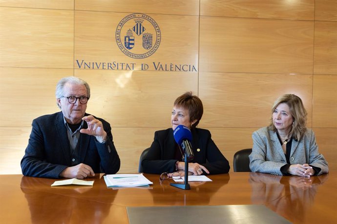 La rectora de la Universitat de València, Mª Vicenta Mestre, (c) acompañada de los directores de este encuentro académico, los profesores de la UV, Joan Romero catedrático emérito de Geografía Humana y Ana Camarasa, catedrática de Geografía Física .