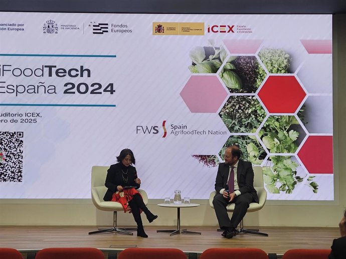 La fundadora de la revista 'TechFoodMagazine', Beatriz Romanos, y el director general de Internacionalización de ICEX España, Pablo Conde, durante la presentación del informe 'AgriFoodTech in Spain 2024'.