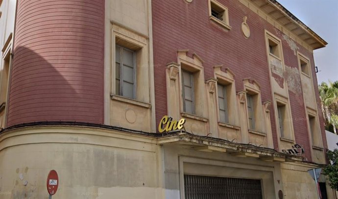 Archivo - Fachada del Cine Jerezano, abandonado desde hace 25 años, donde se construirá un nuevo teatro