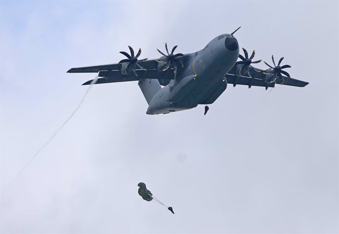 Archivo - 23 July 2024, Bavaria, Kochel Am See: German Armed Forces (Bundeswehr) parachutists from the Altenstadt Airborne/Air Transport School land jump from an Airbus A400M of the 62nd Air Transport Wing from Wunstorf into Lake Kochel from a height of a