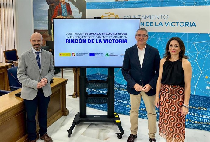 Imagen de archivo de la presentación del proyecto de las viviendas con el alcalde de Rincón de la Victoria, Francisco Salado, la delegada del Gobierno andaluz en Málaga, Patricia Navarro, y el subdelegado del Gobierno en la provincia, Javier Salas