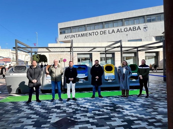 El alcalde de La Algaba, presenta el plan de renovación de contenedores de recogida selectiva.
