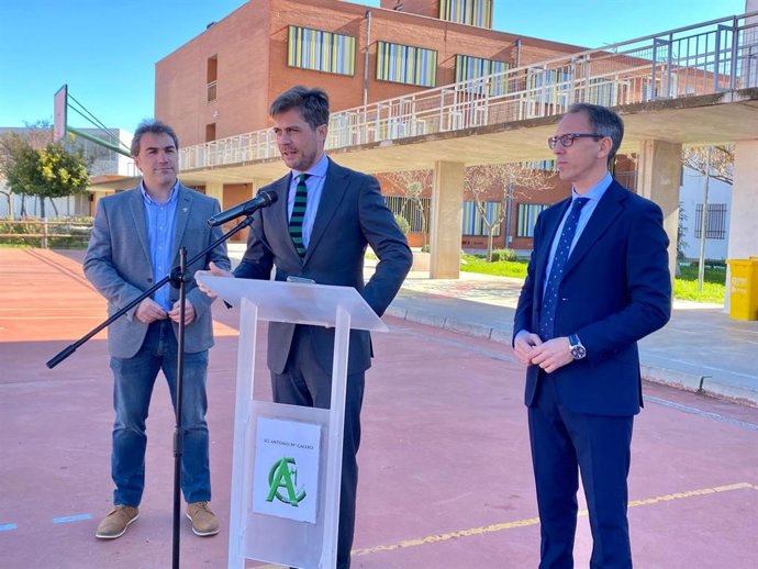 Diego Copé (centro), durante su visita al IES Antonio María Calero de Pozoblanco.