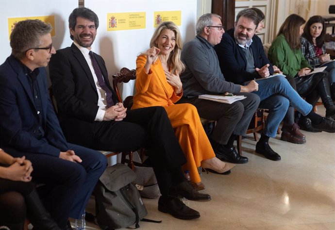 El ministro de Cultura, Ernest Urtasun, junto a la vicepresidenta segunda y ministra de Trabajo y Economía Social, Yolanda Díaz, con representantes del sector de las artes escénicas, audiovisuales y musicales, en el Museo del Romanticismo, a 5 de febrero 