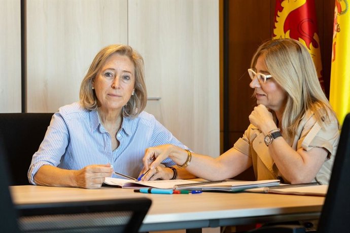 La concejal de Contratación Pública y Bienes Municipales, Pilar Cortés, (de azul) asume la nueva Concejalía de Distritos