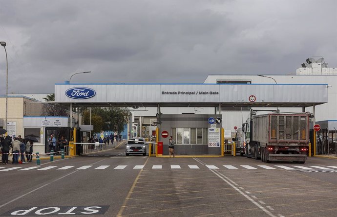 Archivo - Varios trabajadores en la fábrica de Ford, a 12 de junio de 2024, en Almussafes, València, Comunidad Valenciana (España).   